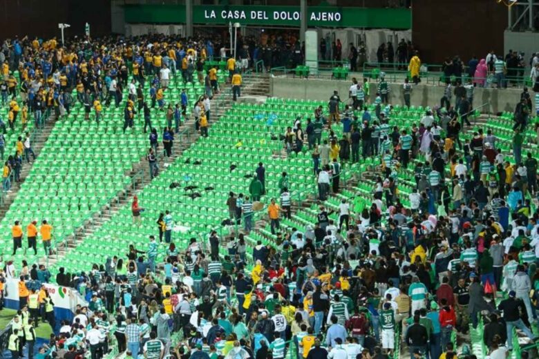 Dieciocho aficionados de Santos y Tigres fueron detenidos y trasladados al Cereso tras protagonizar una riña violenta en el Estadio Corona de Torreón durante la Liga MX