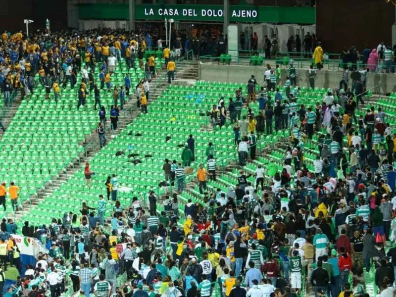Dieciocho aficionados de Santos y Tigres fueron detenidos y trasladados al Cereso tras protagonizar una riña violenta en el Estadio Corona de Torreón durante la Liga MX