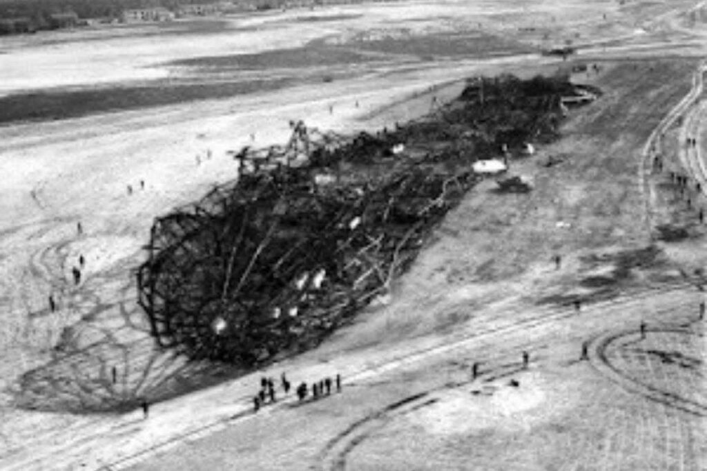 En 1937, el dirigible Hindenburg explotó al intentar aterrizar en Nueva Jersey, dejando 35 víctimas y marcando el fin de los vuelos en zepelín 3