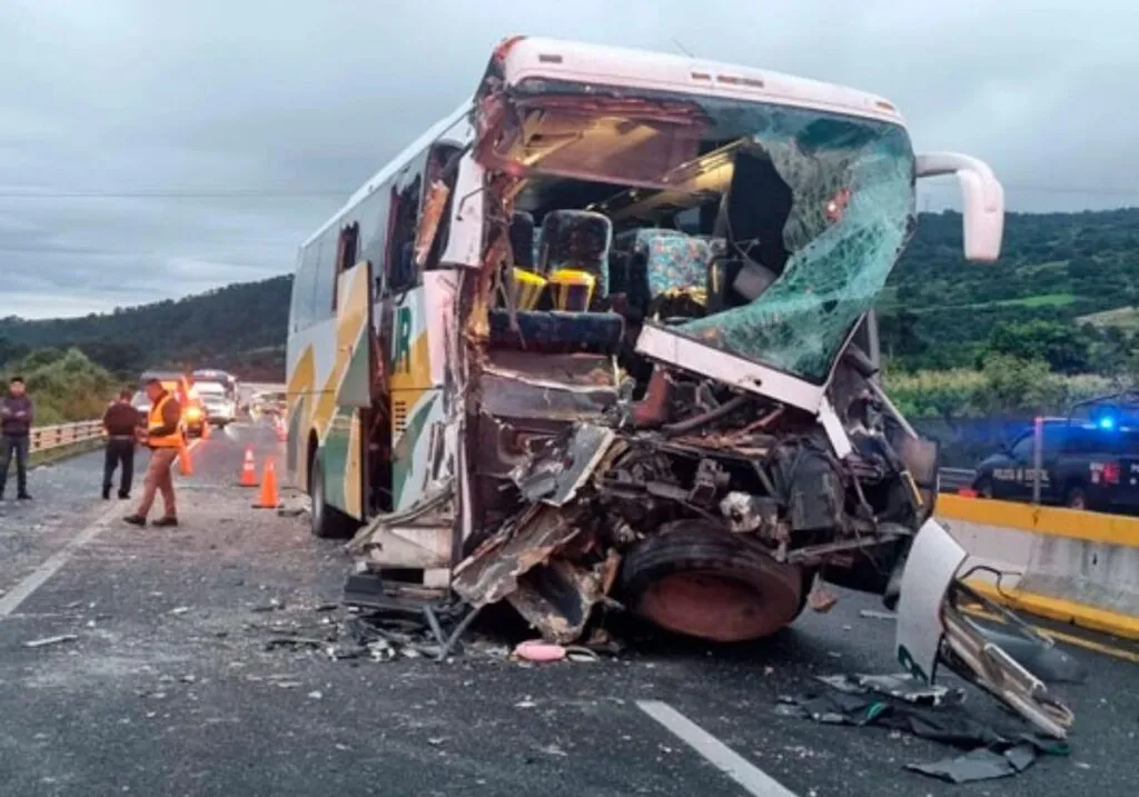 Accidente de autobús en la autopista México-Cuautla deja 15 heridos, tráiler detenido, Tepetlixpa