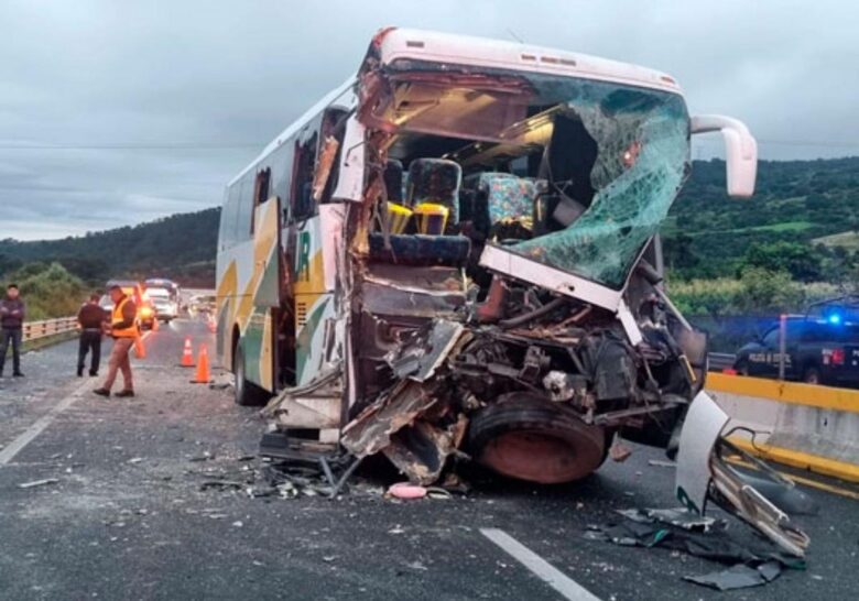 Accidente de autobús en la autopista México-Cuautla deja 15 heridos, tráiler detenido, Tepetlixpa