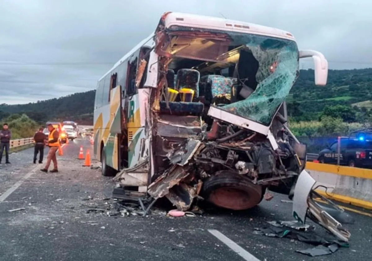 Accidente de autobús en la autopista México-Cuautla deja 15 heridos, tráiler detenido, Tepetlixpa