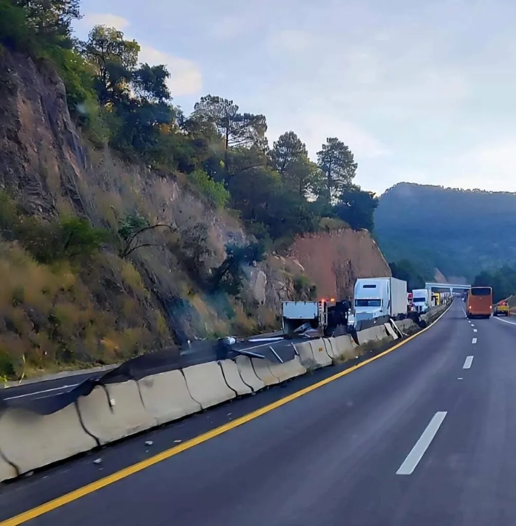 Una mujer falleció en un accidente en la autopista de Occidente México-Guadalajara a la altura de Zinapécuaro, luego de que un camión se quedara sin frenos y chocara varios vehículos: Autoridades investigan el lamentable suceso
