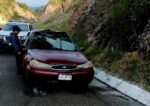 Conductor queda gravemente herido tras perder el control de vehículo y chocar en la Pátzcuaro-Cuitzeo