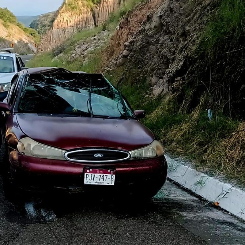 Conductor queda gravemente herido tras perder el control de vehículo y chocar en la Pátzcuaro-Cuitzeo
