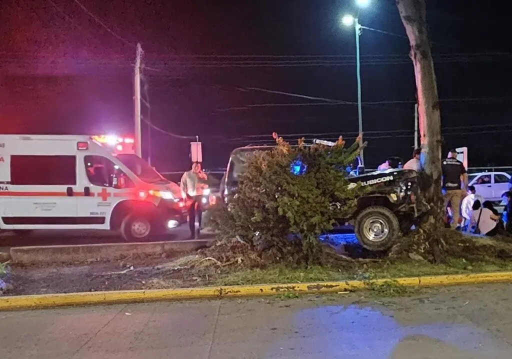 Accidente vehicular en Madero Poniente de Morelia deja dos jóvenes heridos