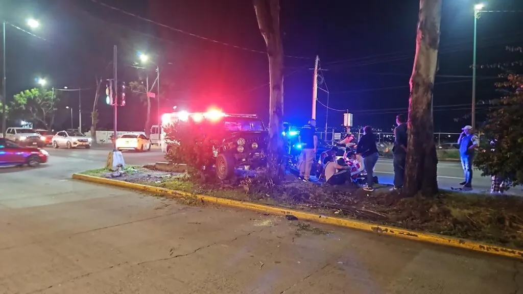 Accidente vehicular en Madero Poniente de Morelia deja dos jóvenes heridos-2