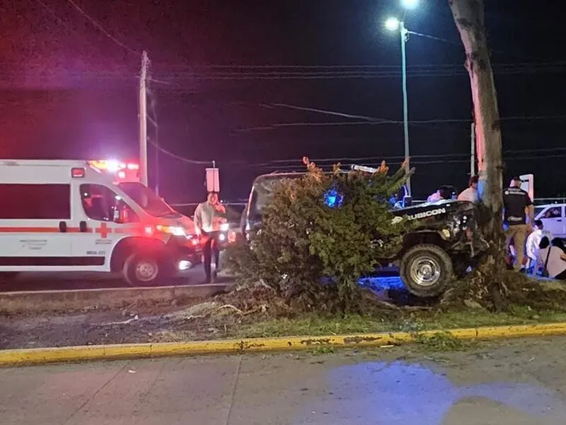 Accidente vehicular en Madero Poniente de Morelia deja dos jóvenes heridos