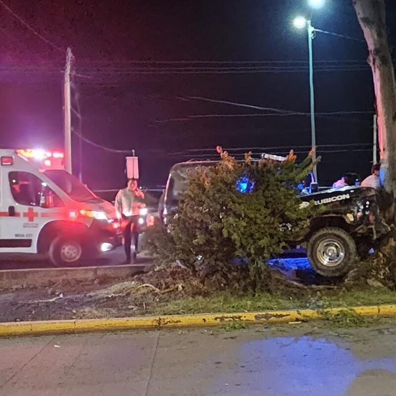 Accidente vehicular en Madero Poniente de Morelia deja dos jóvenes heridos