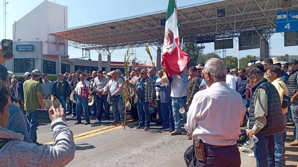 Agricultores mantienen bloqueos carreteros en Michoacán y otros puntos del país