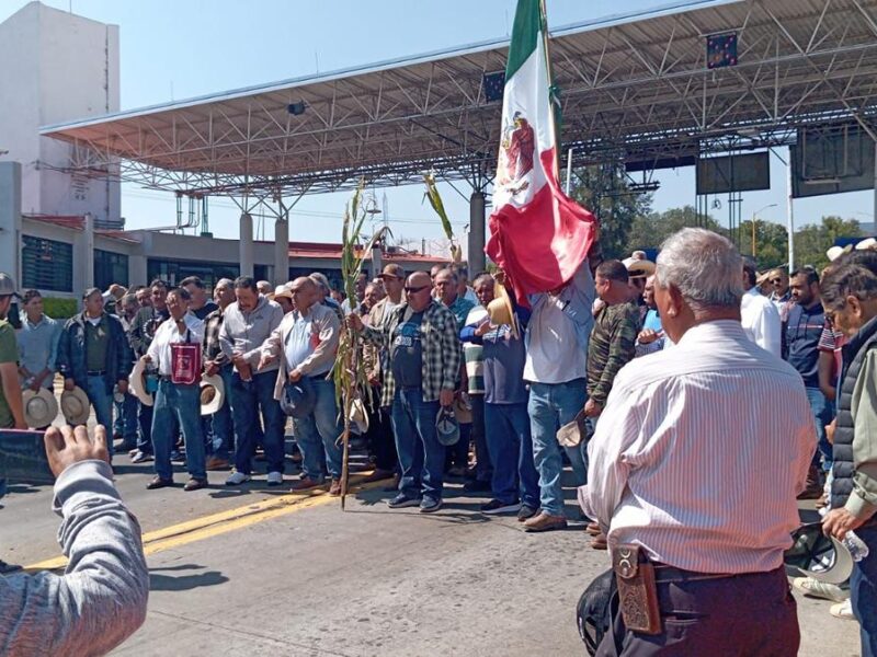 Agricultores mantienen bloqueos carreteros en Michoacán y otros puntos del país