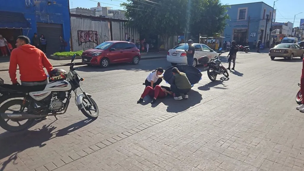 Al intentar cruzar la Lazaro Cárdenas, una mujer es atropellada por un motociclista en Morelia-1