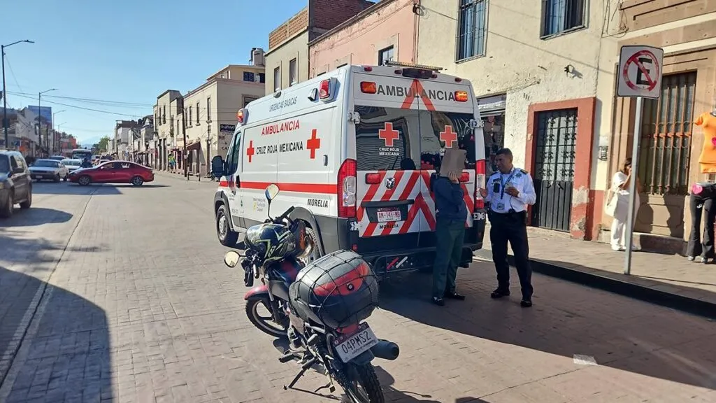 Al intentar cruzar la Lazaro Cárdenas, una mujer es atropellada por un motociclista en Morelia