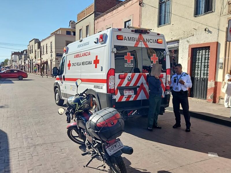 Al intentar cruzar la Lazaro Cárdenas, una mujer es atropellada por un motociclista en Morelia