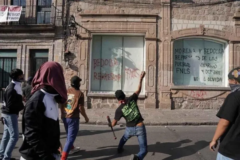 Alfredo Ramírez Bedolla afirma que “coyotes” ligados a un exfuncionario manipulan normalistas de Michoacán