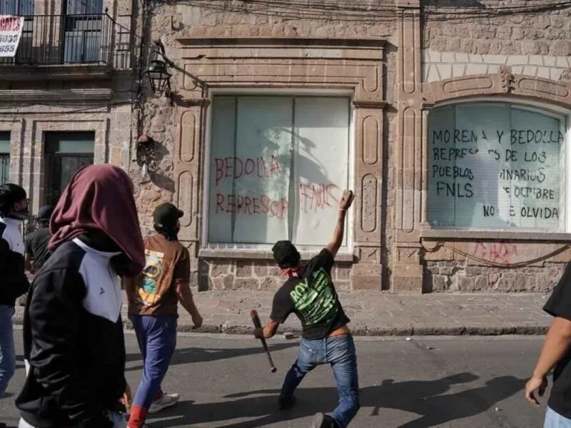 Alfredo Ramírez Bedolla afirma que “coyotes” ligados a un exfuncionario manipulan normalistas de Michoacán