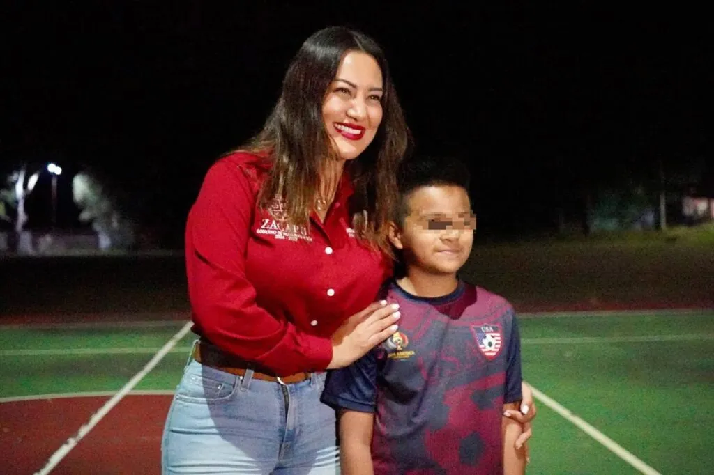 Alumbrado en cancha deportiva de La Escondida, en Zacapu, Mónica Valdez 1