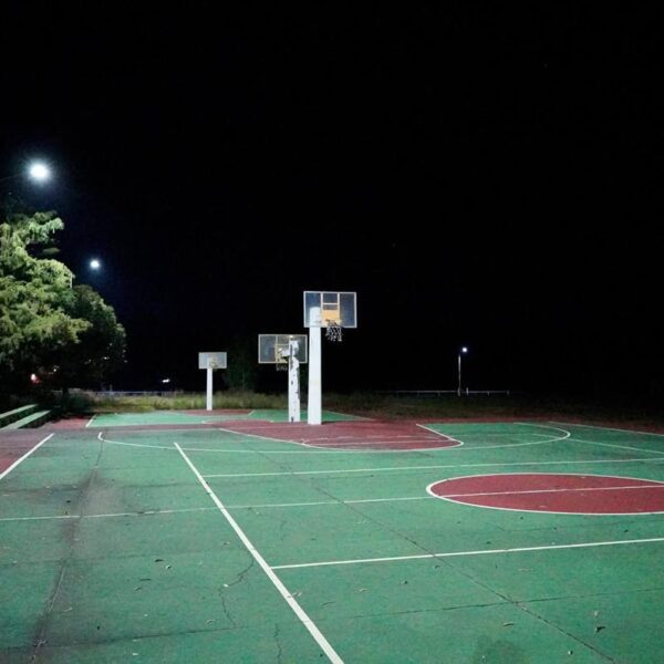 Inaugura Mónica Valdez alumbrado en cancha deportiva de La Escondida en Zacapu