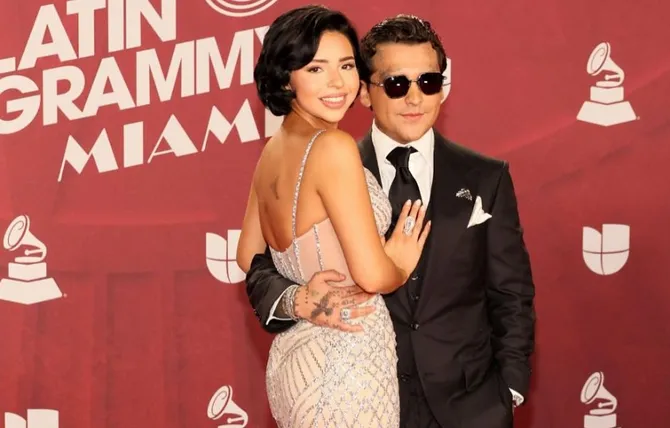 Ángela Aguilar y Christian Nodal se besan en las Fiestas de Octubre