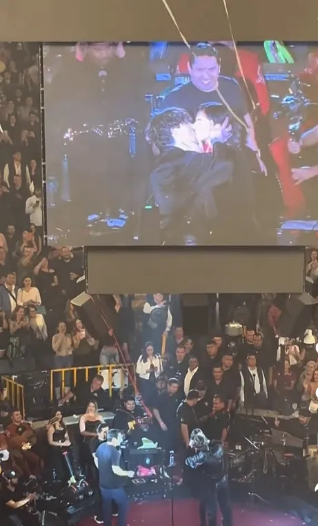 Ángela Aguilar y Christian Nodal se besan en show