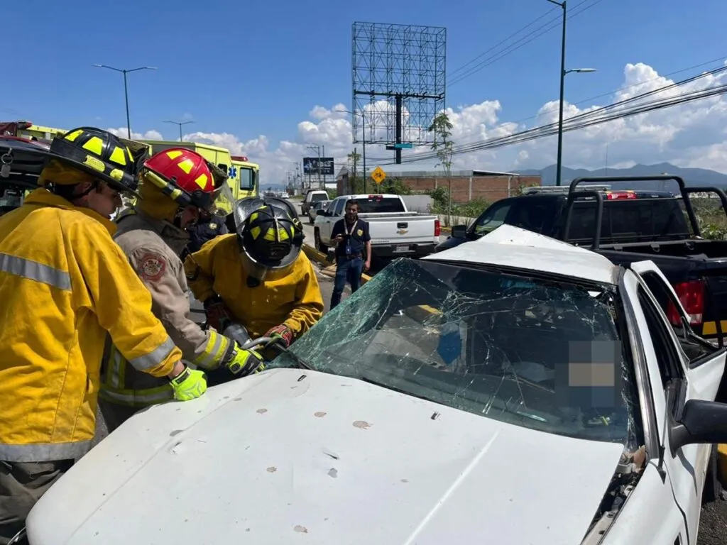 Aparatoso accidente en Morelia deja dos muertos y un herido