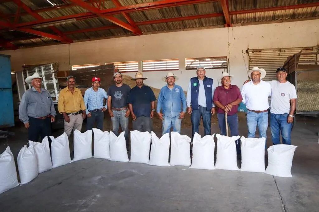 Apoyo al campo en Zacapu con entrega de minerales orgánicos
