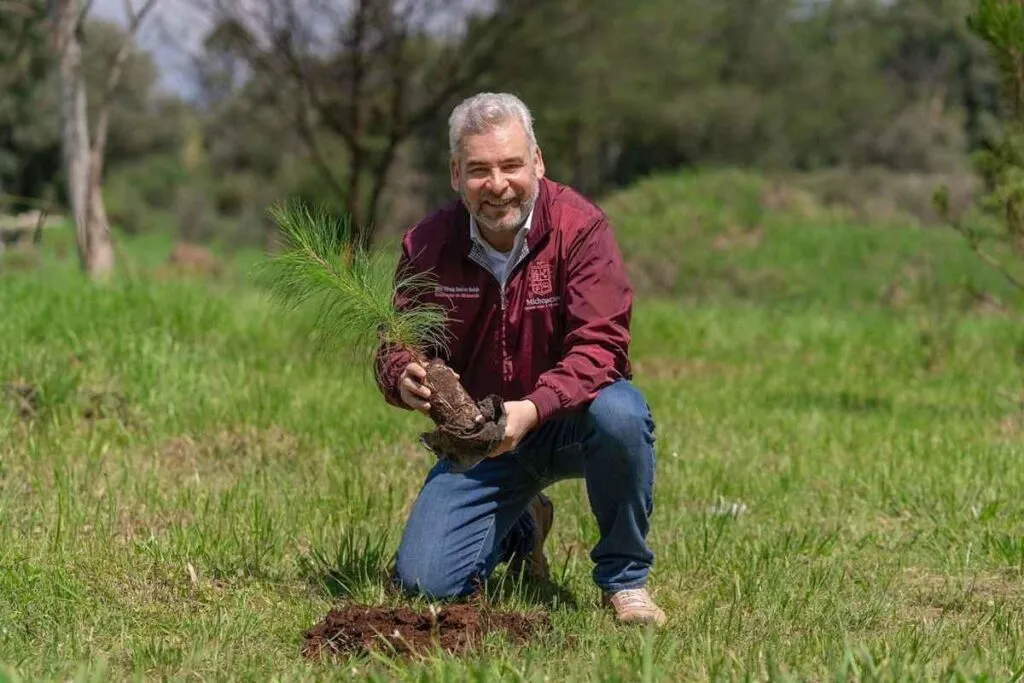 Apuesta Bedolla por desarrollo económico de Michoacán con ética ambiental