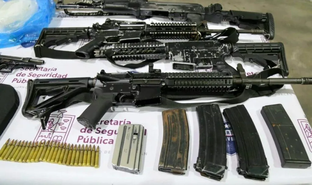 aseguran a 8 personas, armamento y droga en Puruándiro