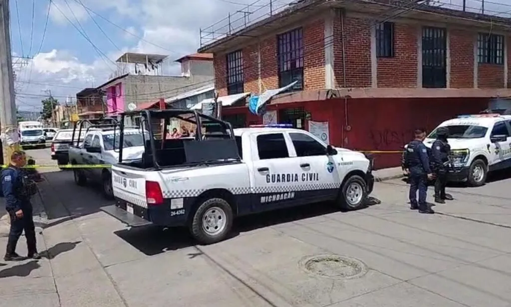 Asesinan a dos hombres al interior de una barbería en Uruapan