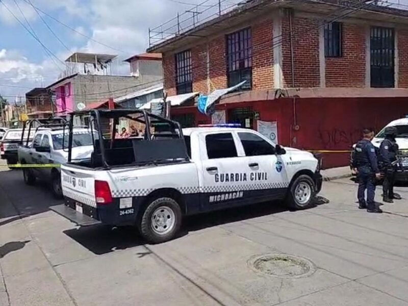 Asesinan a dos hombres al interior de una barbería en Uruapan