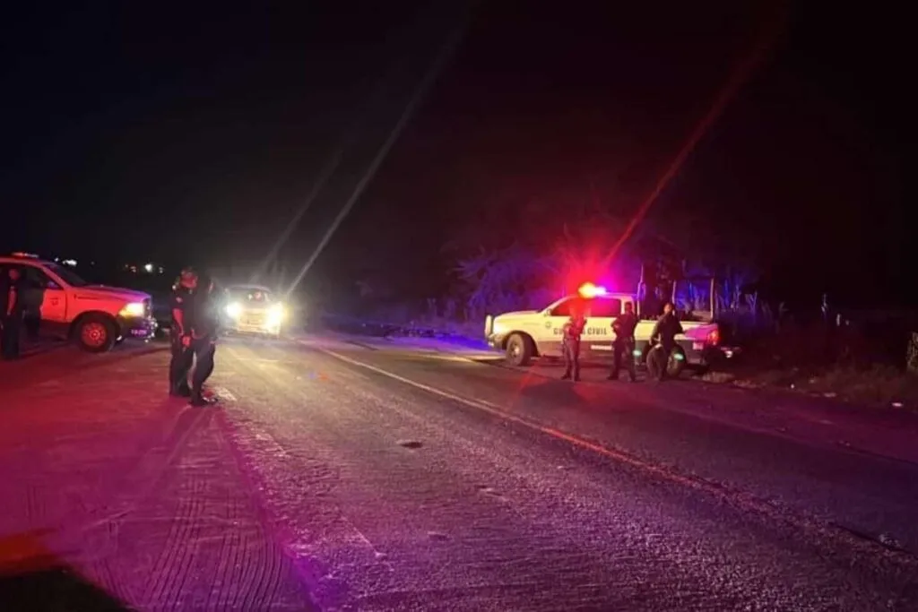 Balacera en Apatzingán sobre la carretera a Buenavista dejó un vehículo abandonado por los atacantes