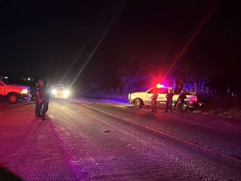 Balacera en Apatzingán sobre la carretera a Buenavista dejó un vehículo abandonado por los atacantes