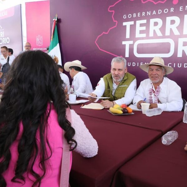 Bedolla, cercano a autogobiernos; lleva audiencia pública a Donaciano Ojeda
