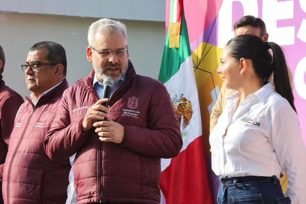 Bedolla niega plazas automáticas a normalistas de Michoacán