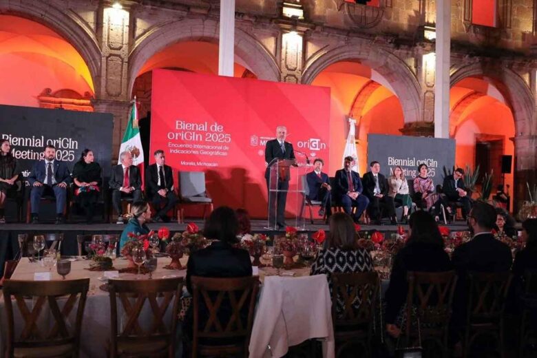 Bedolla recibe el galardón “El águila en vuelo”