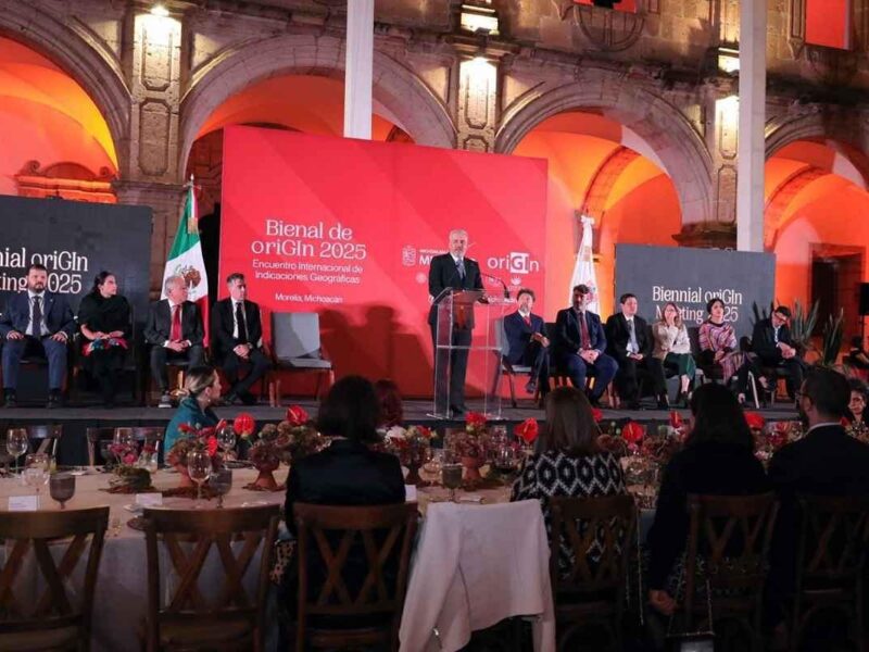 Bedolla recibe el galardón “El águila en vuelo”