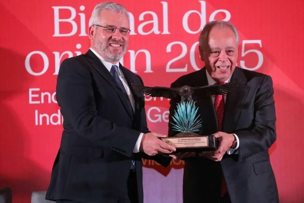 Bedolla recibe el galardón “El águila en vuelo” del Consejo Regulador del Tequila