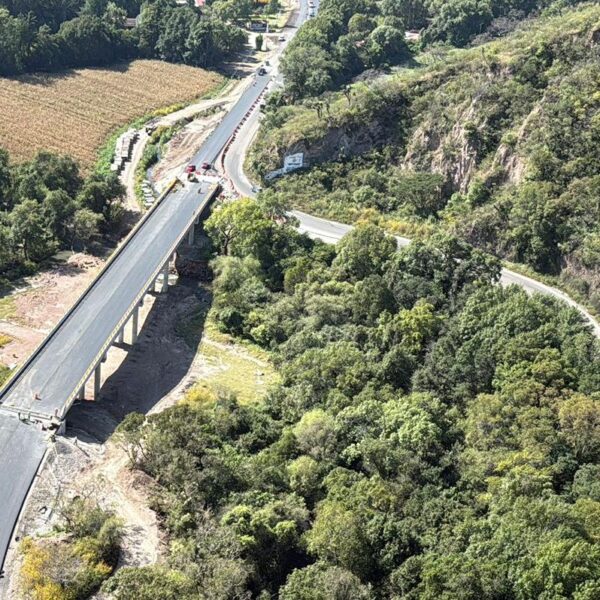 Bedolla Supervisa obra de la autopista Maravatío-Zitácuaro en Michoacán