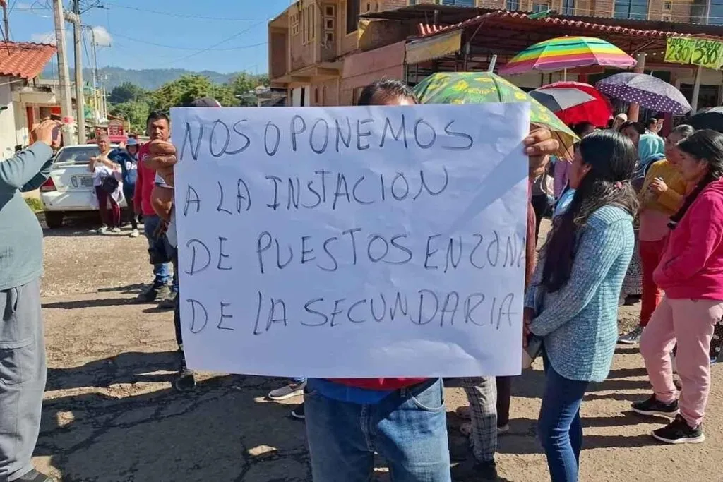 bloquean carretera en San Felipe en Zitácuaro