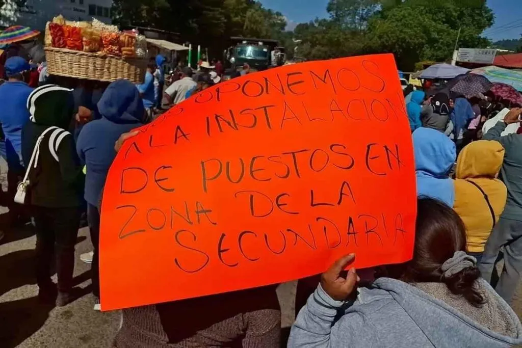 bloquean carretera en San Felipe, Zitácuaro, por seguridad en secundaria