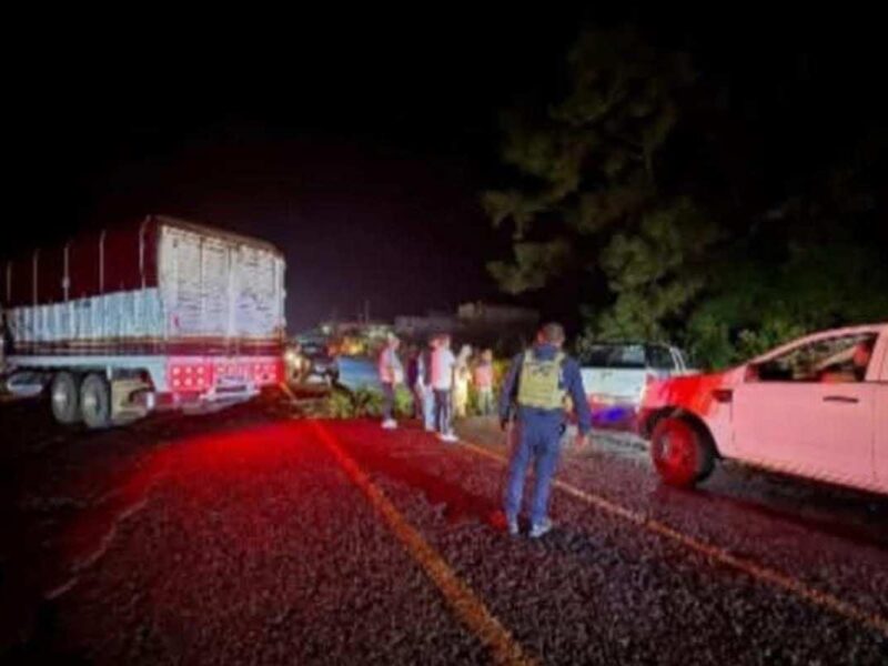 Bloqueo en Opopeo por hombre desaparecido en Salvador Escalante, Michoacán