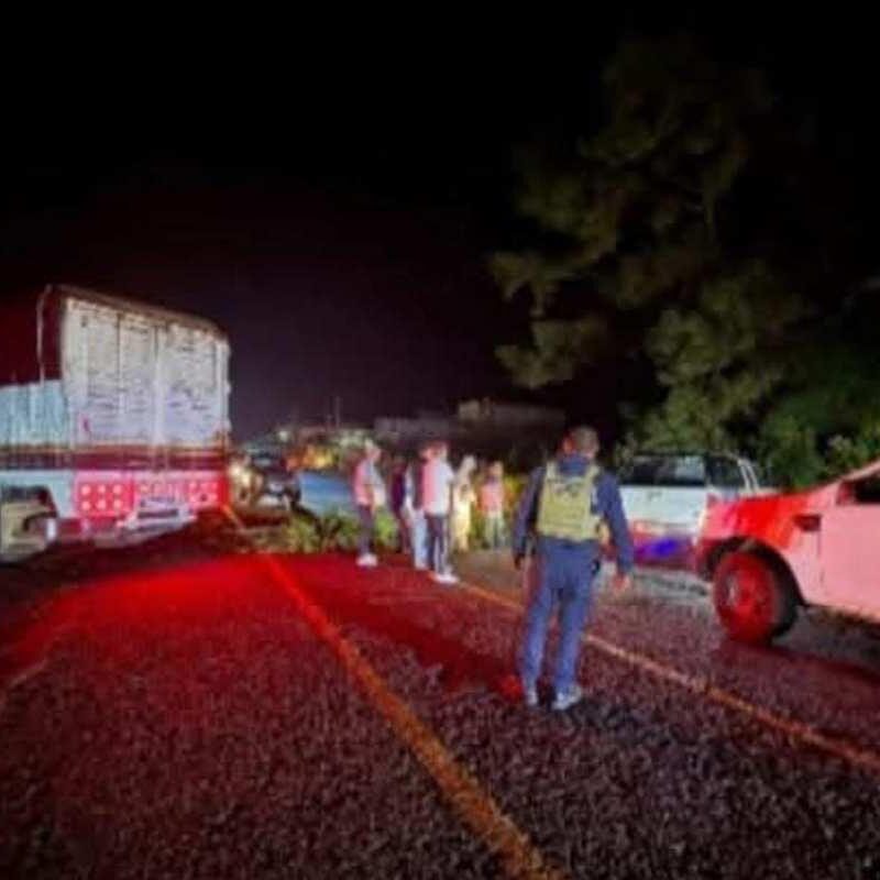 Bloquean carretera en Salvador Escalante, Michoacán para exigir búsqueda de un hombre desaparecido