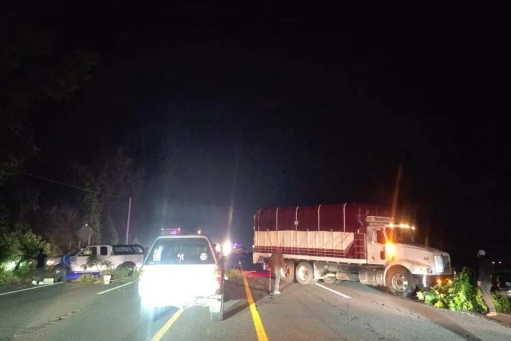 Bloqueo en Opopeo por hombre desaparecido en Salvador Escalante, Michoacán 1