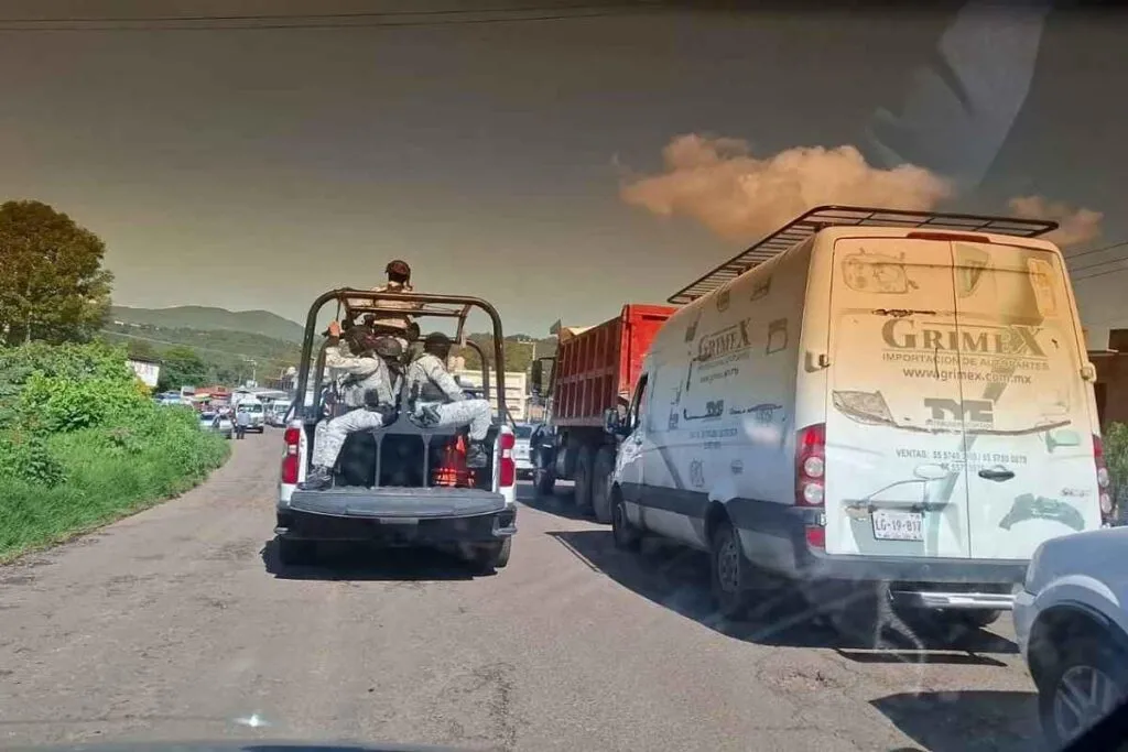 carretera en San Felipe, Zitácuaro se encuentra obstruida