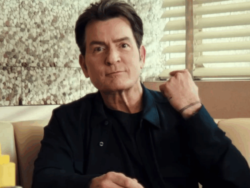 Charlie Sheen involucra los nombres de Marlon Brando y Richard Pryor al hablar de su bisexualidad