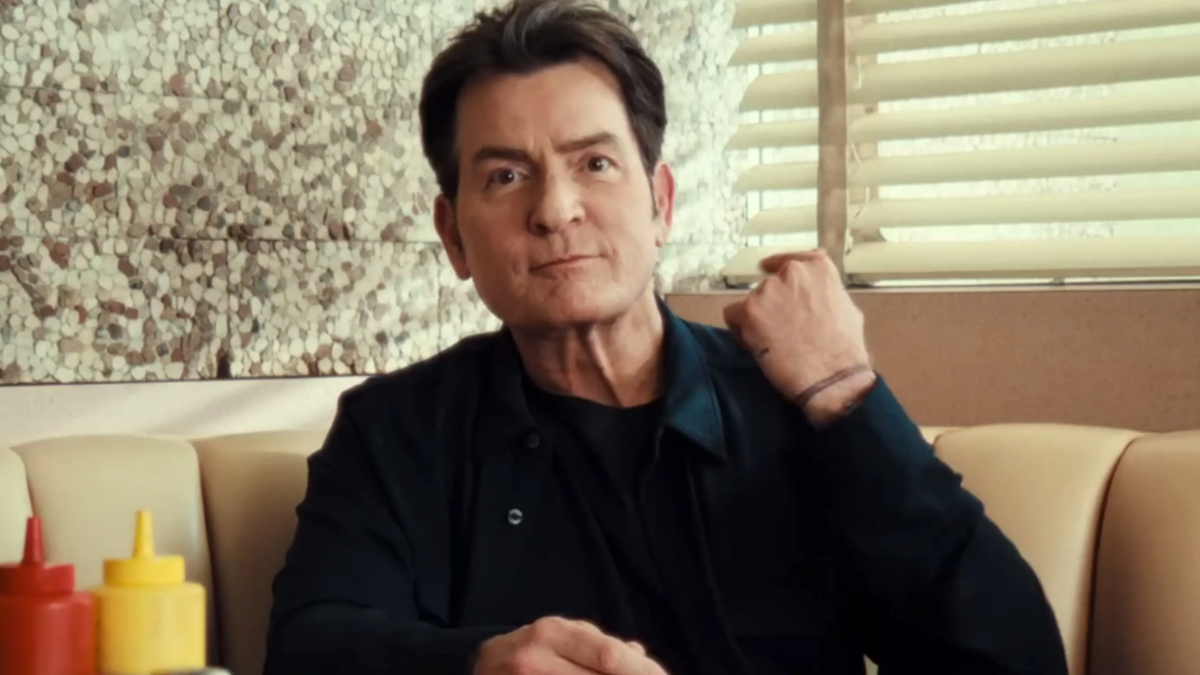 Charlie Sheen involucra los nombres de Marlon Brando y Richard Pryor al hablar de su bisexualidad