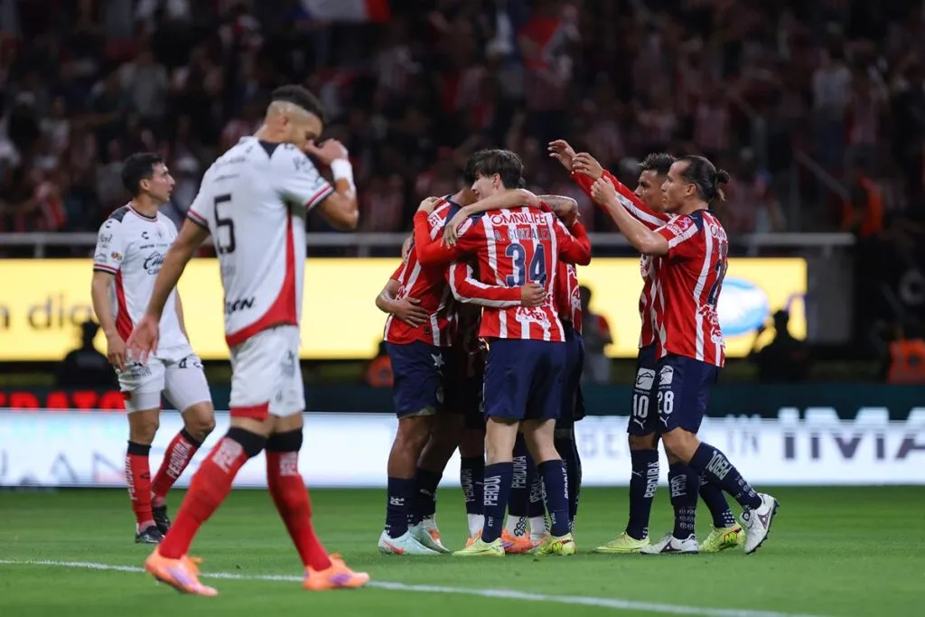 Chivas golea 4-1 a Atlas con hat-trick y récord de la 'Hormiga' González