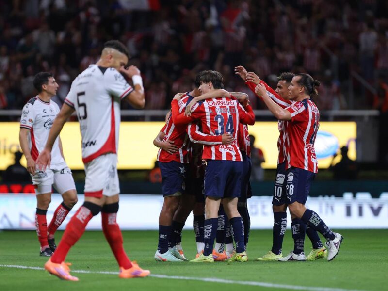 Chivas golea 4-1 a Atlas con hat-trick y récord de la 'Hormiga' González