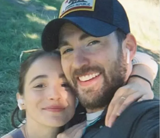 Chris Evans y Alba Baptista se convierten en padres de su primer hijo en Massachusetts