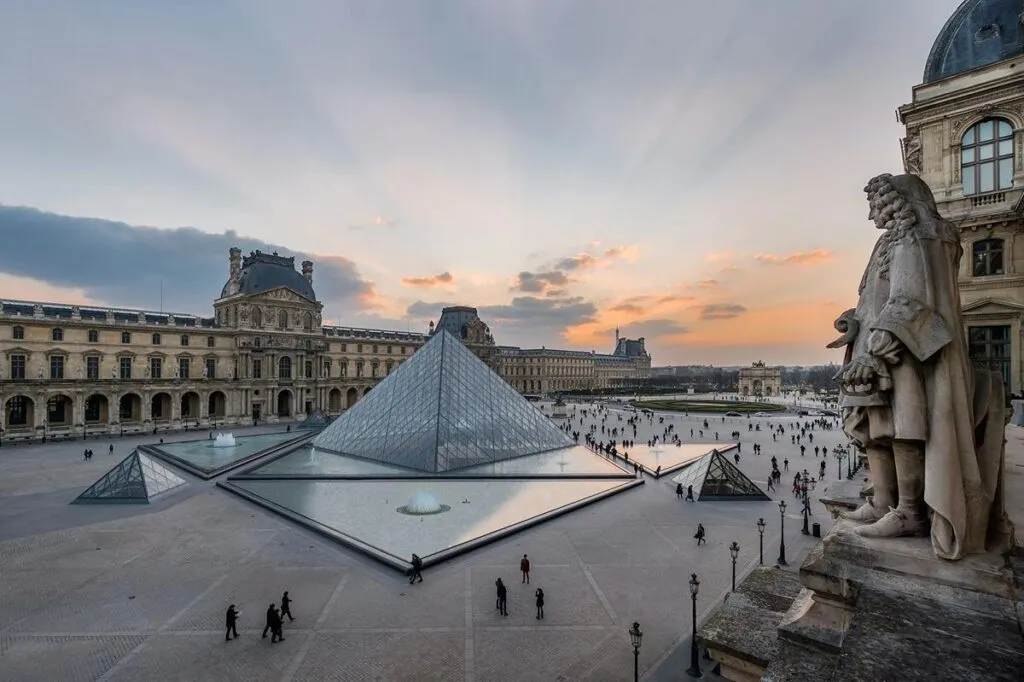 cierra temporalmente el Museo Louvre tras robo de joyas